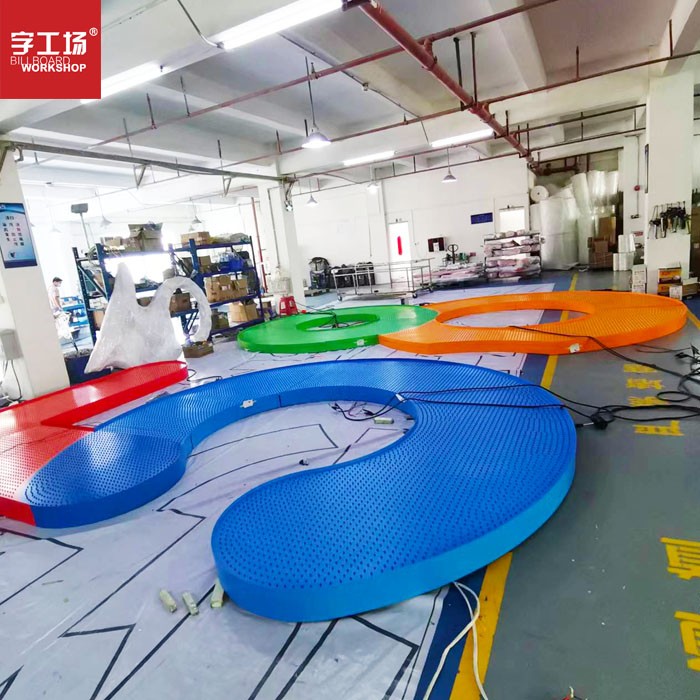 深圳腾讯大厦丨幕墙发光字工程现场图二 深圳腾讯大厦丨幕墙发光字工程现场图二