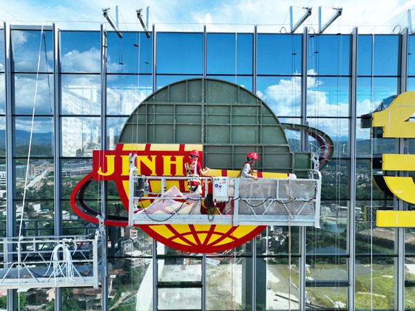 深圳腾讯大厦丨幕墙发光字工程现场图三