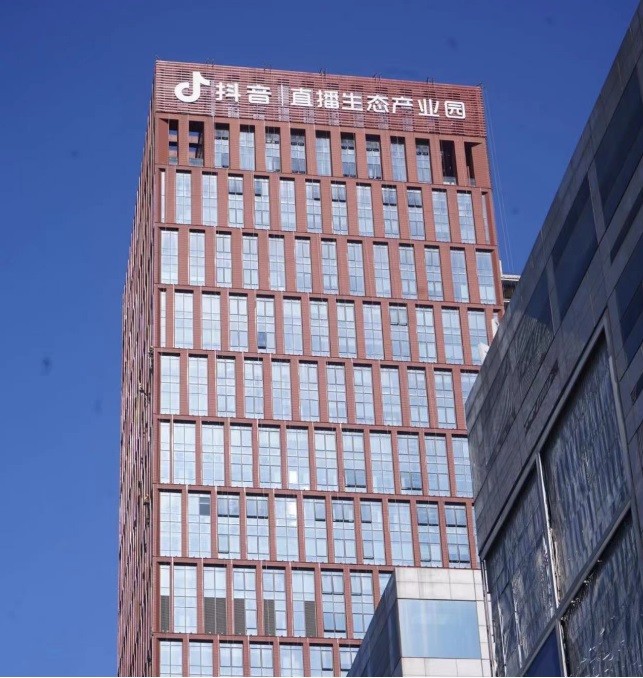 如何辨别优质玻璃幕墙发光字源头厂家？