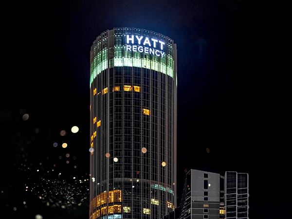 酒店楼体发光字审批流程复杂吗？