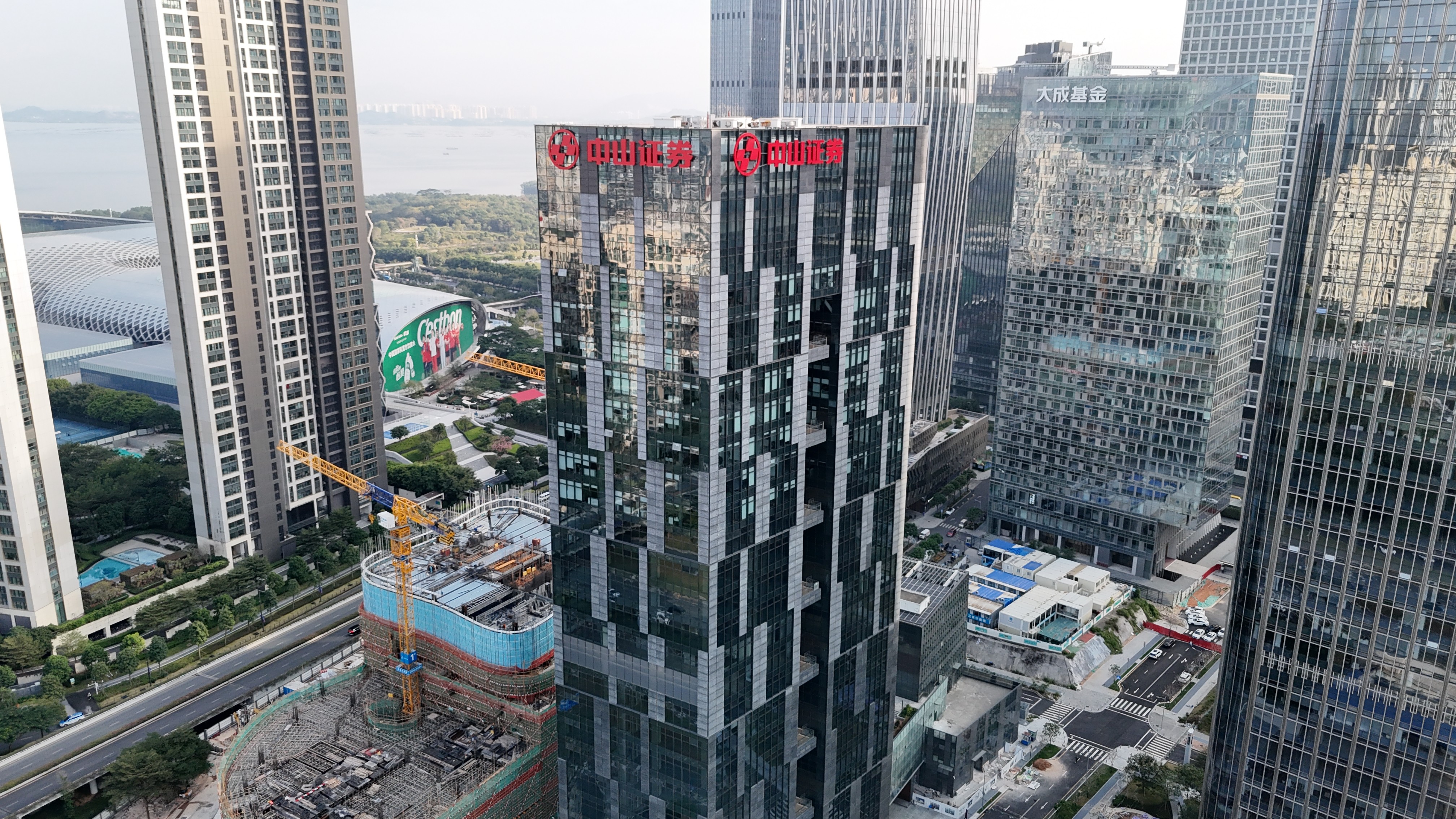 高空外墙发光字亮度不均匀怎么办？